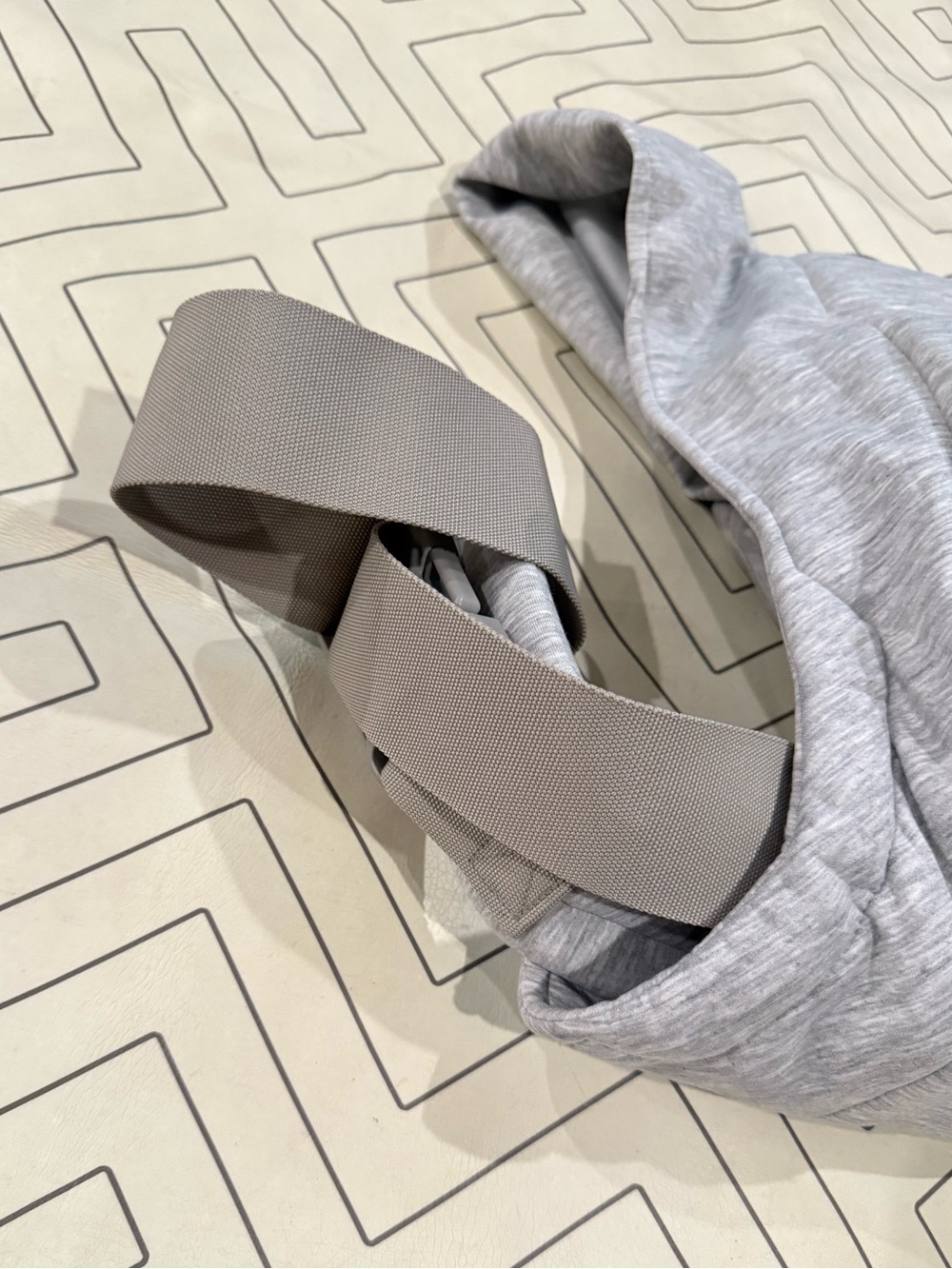 Ergoaby Embrace Soft Grey - Picture 4 of 16